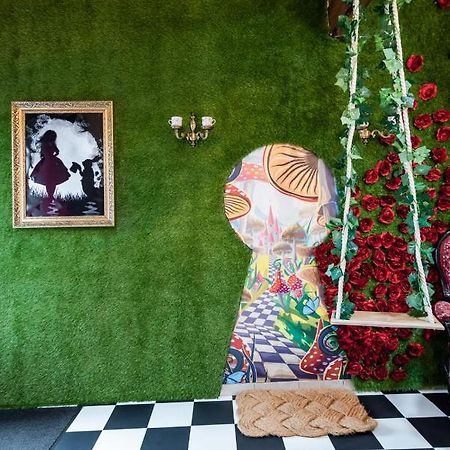 Insolite Alice In Wonderland Gujan-Mestras Bagian luar foto