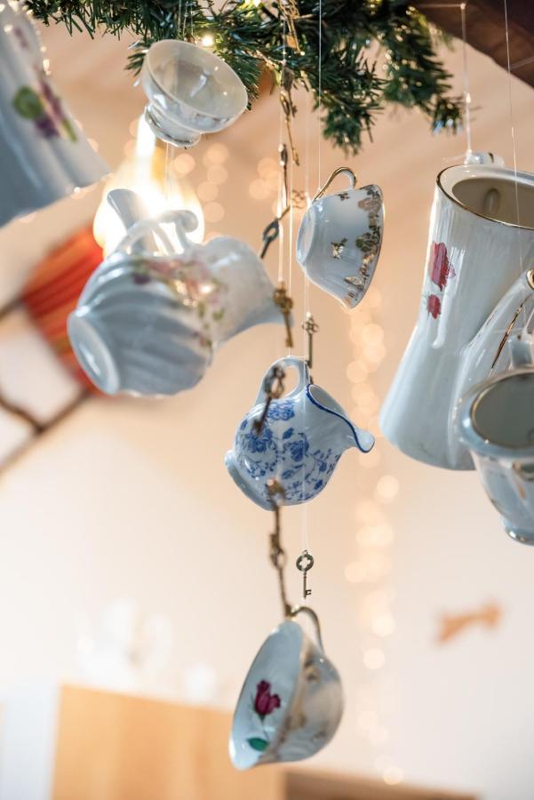 Insolite Alice In Wonderland Gujan-Mestras Bagian luar foto