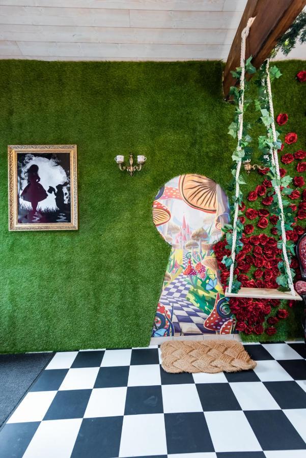 Insolite Alice In Wonderland Gujan-Mestras Bagian luar foto