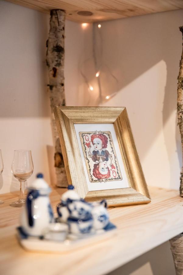 Insolite Alice In Wonderland Gujan-Mestras Bagian luar foto