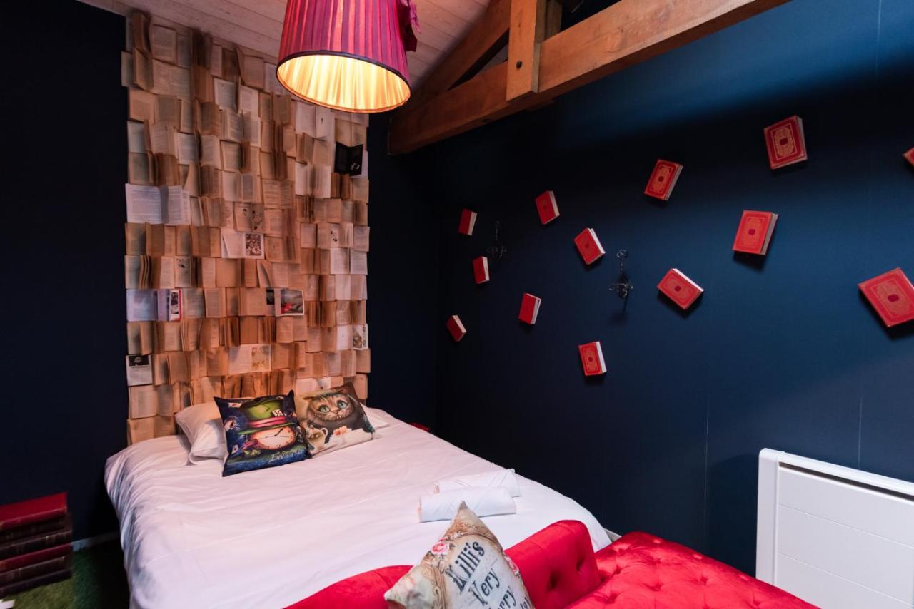 Insolite Alice In Wonderland Gujan-Mestras Bagian luar foto