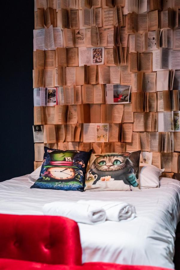 Insolite Alice In Wonderland Gujan-Mestras Bagian luar foto