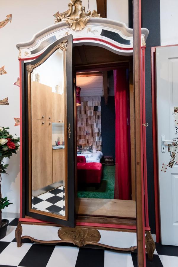 Insolite Alice In Wonderland Gujan-Mestras Bagian luar foto