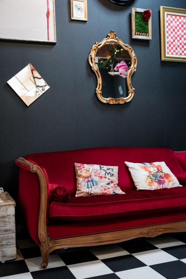 Insolite Alice In Wonderland Gujan-Mestras Bagian luar foto