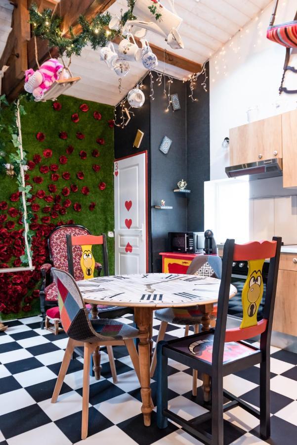 Insolite Alice In Wonderland Gujan-Mestras Bagian luar foto