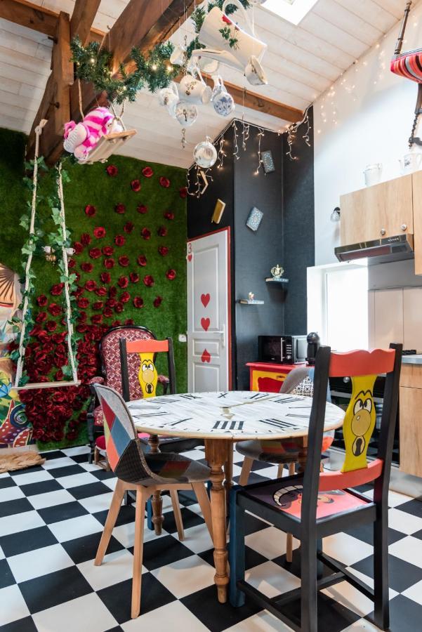 Insolite Alice In Wonderland Gujan-Mestras Bagian luar foto