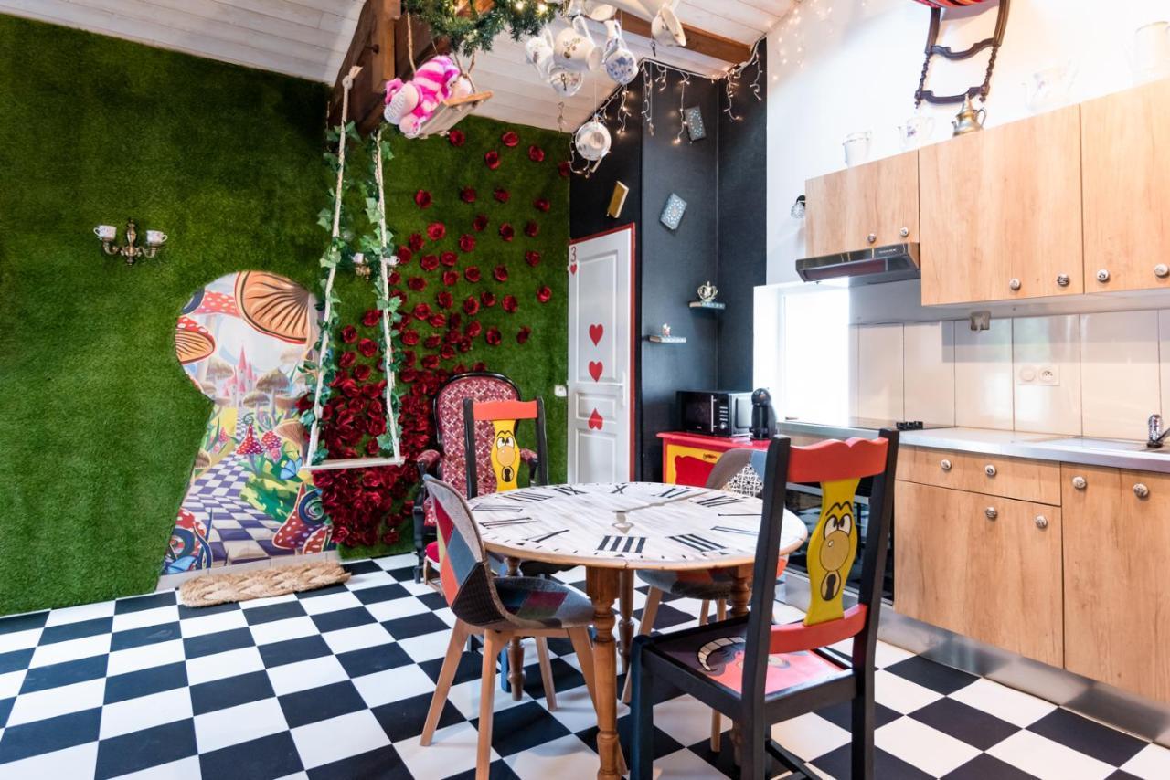 Insolite Alice In Wonderland Gujan-Mestras Bagian luar foto