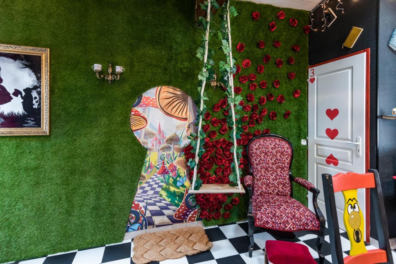 Insolite Alice In Wonderland Gujan-Mestras Bagian luar foto