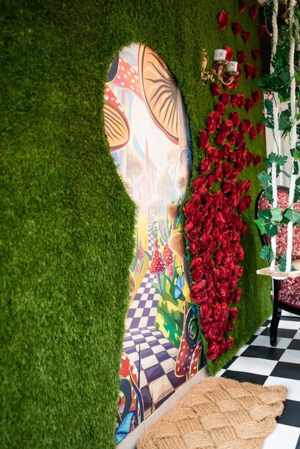 Insolite Alice In Wonderland Gujan-Mestras Bagian luar foto
