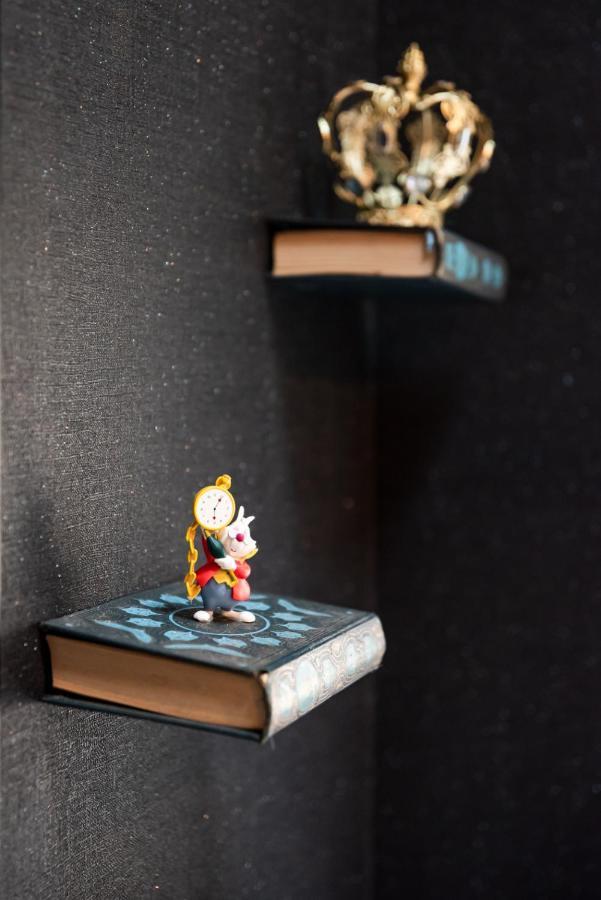 Insolite Alice In Wonderland Gujan-Mestras Bagian luar foto