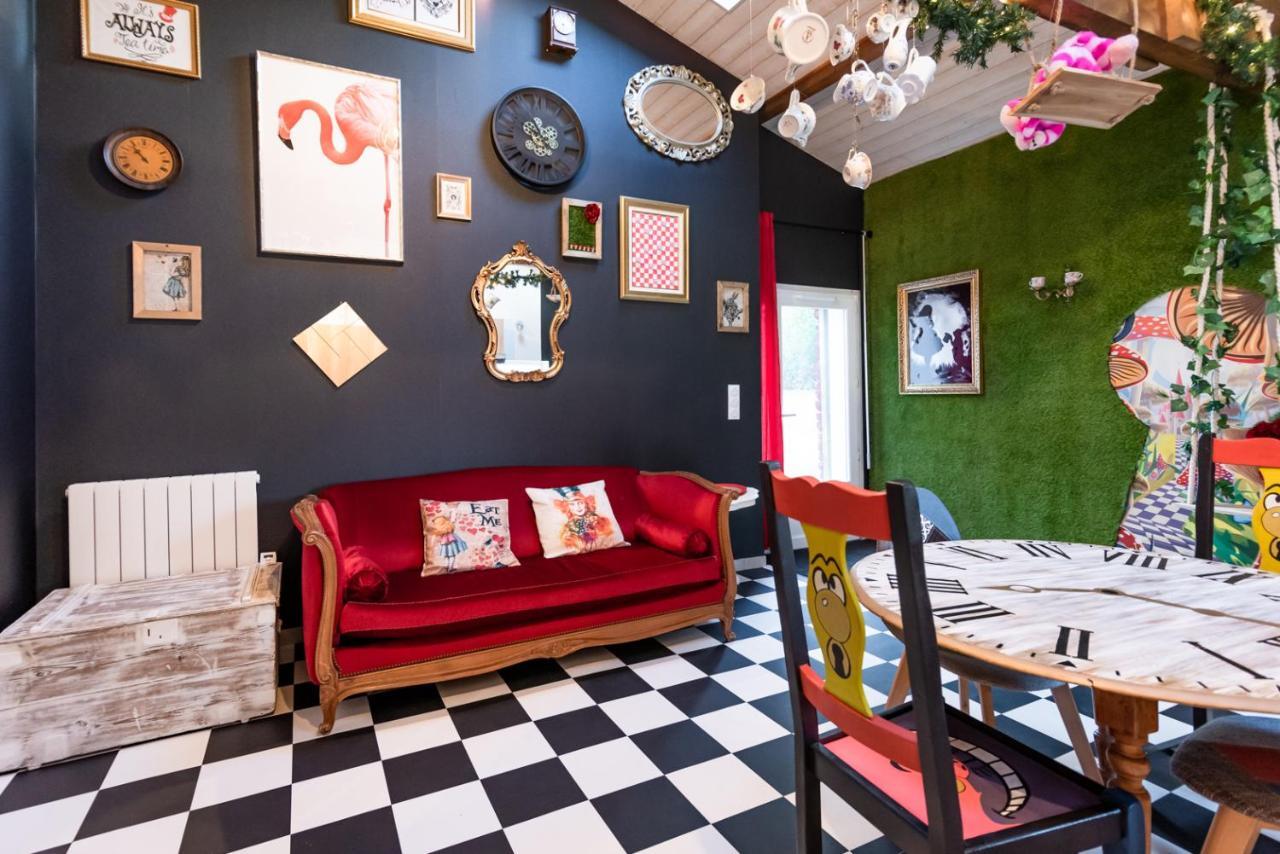 Insolite Alice In Wonderland Gujan-Mestras Bagian luar foto