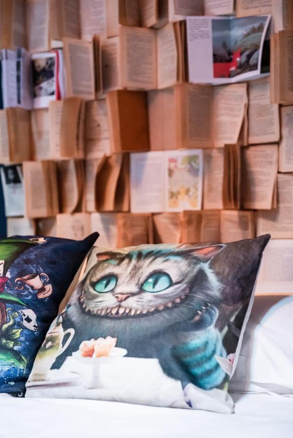 Insolite Alice In Wonderland Gujan-Mestras Bagian luar foto