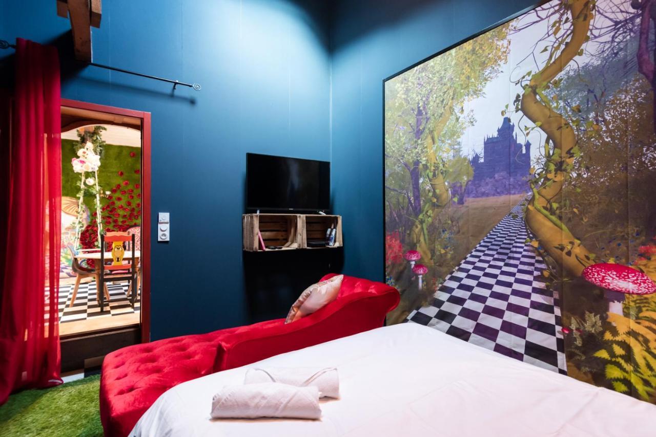 Insolite Alice In Wonderland Gujan-Mestras Bagian luar foto