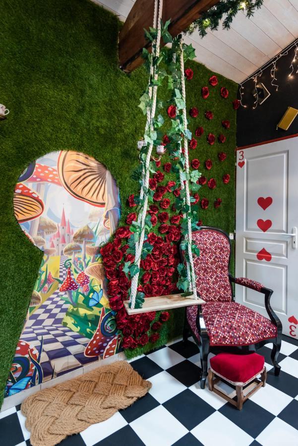 Insolite Alice In Wonderland Gujan-Mestras Bagian luar foto